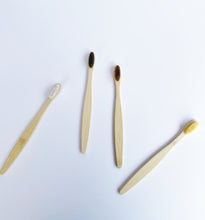 Cargar imagen en el visor de la galería, Cepillos de Dientes Adulto - Filamentos Suaves

