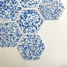 Cargar imagen en el visor de la galería, Posavasos de Plástico Reciclado Hexagonales
