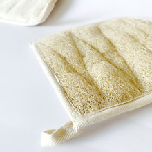 Cargar imagen en el visor de la galería, Mitón Exfoliante de Luffa
