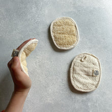 Cargar imagen en el visor de la galería, Manoplita Exfoliante de Luffa
