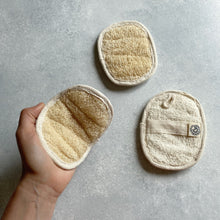 Cargar imagen en el visor de la galería, Manoplita Exfoliante de Luffa
