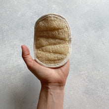 Cargar imagen en el visor de la galería, Manoplita Exfoliante de Luffa
