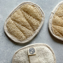 Cargar imagen en el visor de la galería, Manoplita Exfoliante de Luffa
